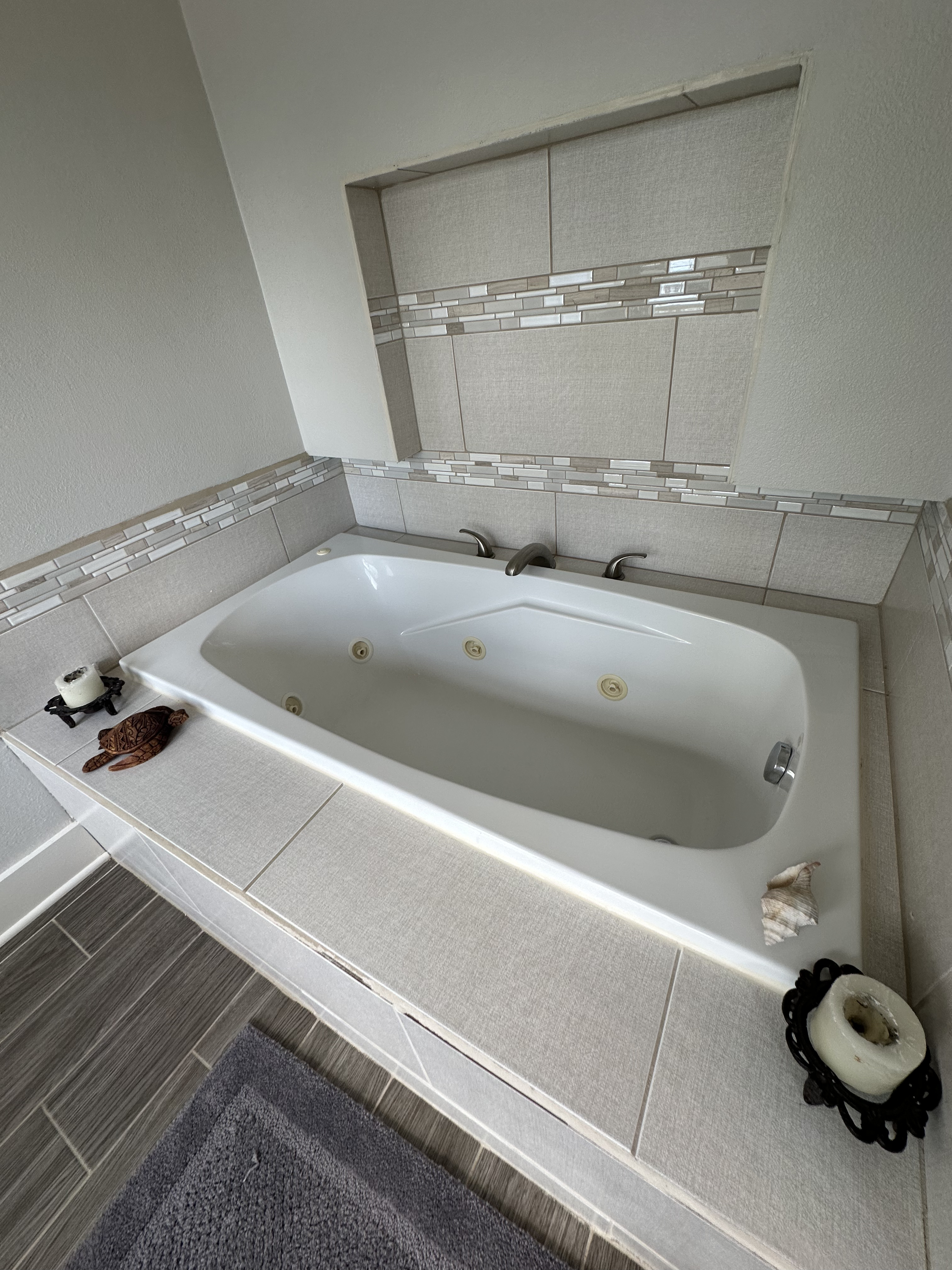 Bathtub before cleaning